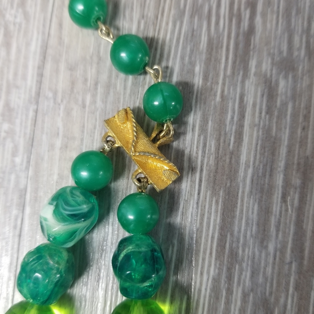 Vintage green plastic beaded choker necklace - Picture 2 of 7